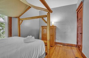 3 bedrooms, desk, iron/ironing board, travel cot