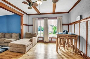 Smart TV, chimenea y libros 