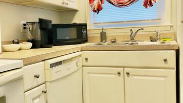 Een koelkast, een microgolfoven, een oven, een kookplaat