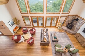 Télévision, cheminée, espaces bureaux