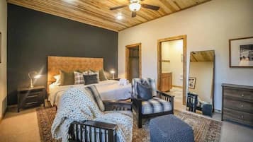 6 bedrooms, desk, iron/ironing board, travel crib