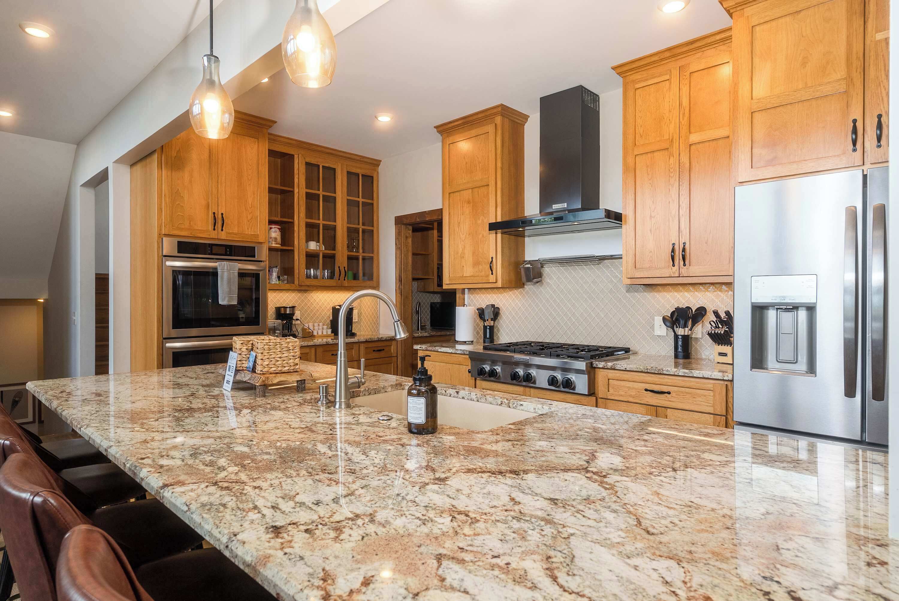 Réfrigérateur, micro-ondes, plaque de cuisson, lave-vaisselle