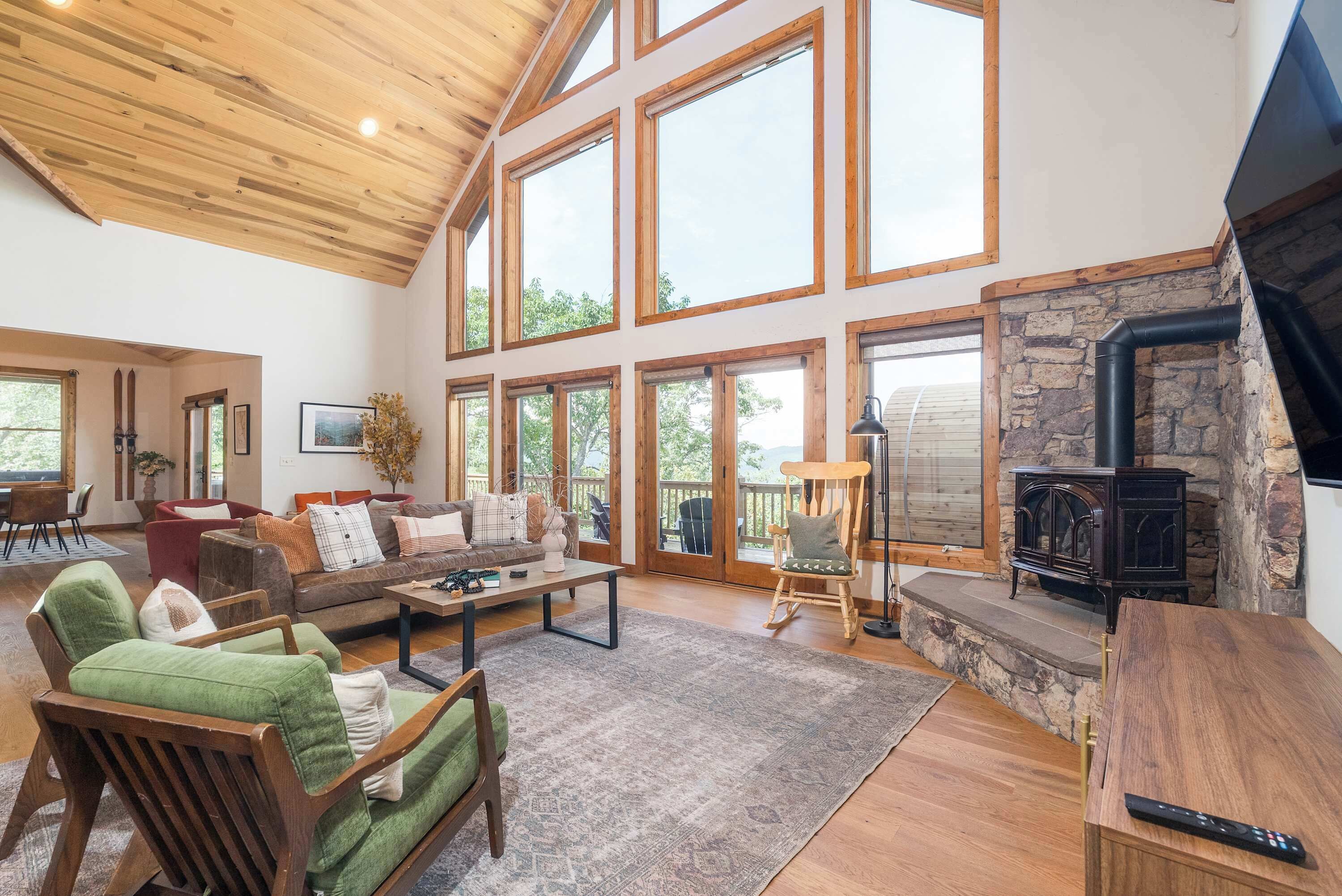 Een televisie, een open haard en een kantoor