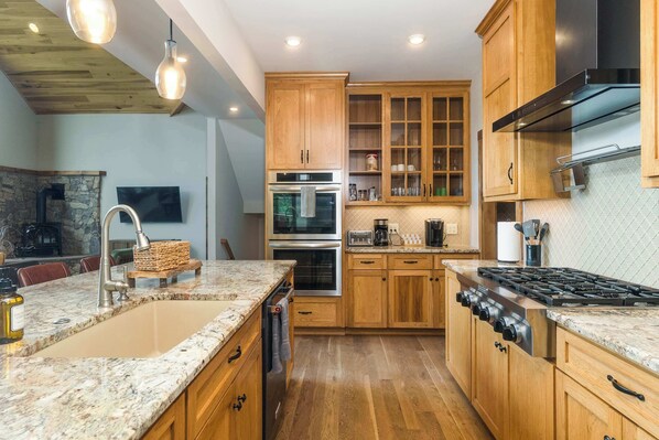 Réfrigérateur, micro-ondes, plaque de cuisson, lave-vaisselle