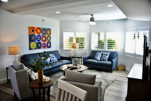 Smart TV, DVD player - Fully remodeled winter home away from home - Steps away from beach and pools (St. Augustine Beach)