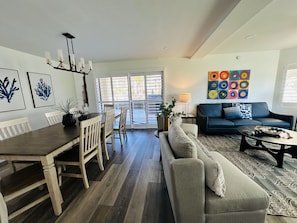 Smart TV, DVD player - Fully remodeled winter home away from home - Steps away from beach and pools (St. Augustine Beach)