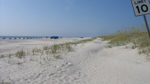A beach with a speed limit sign indicating 10 mph. - Fully remodeled winter home away from home - Steps away from beach and pools (St. Augustine Beach)