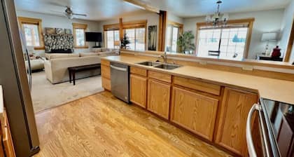 All Seasons Mountain Retreat-Ski trails/FAST Wi-Fi