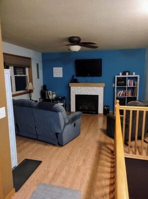 Smart-TV, Kamin, DVD-Player, Bücher