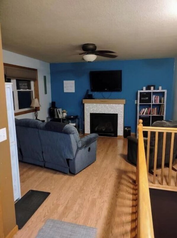 Smart-TV, Kamin, DVD-Player, Bücher