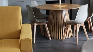 Perhestudiosviitti, 1 makuuhuone, poreamme, näköala puutarhaan | Yksityinen keittiö | Kahvin-/teenkeitin, vedenkeitin