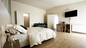 A modern bedroom with a bed, a desk, a chair, and a television. - Casa di Palaia (Greve in Chianti)