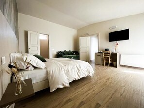 أغطية فراش متميزة وألحفة محشوة بالريش وخزنة داخل الغرفة ومكتب