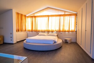 Suite estudio exclusiva, 1 habitación, bañera de hidromasaje, vistas al jardín | Ropa de cama de alta calidad, edredones de plumas, caja fuerte