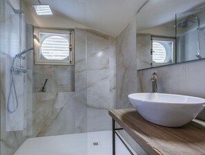 Family Studio Suite, 1 Bedroom, Hot Tub, Garden View | Bathroom | Shower, rainfall showerhead, free toiletries, hair dryer - Casa di Palaia (Greve in Chianti)