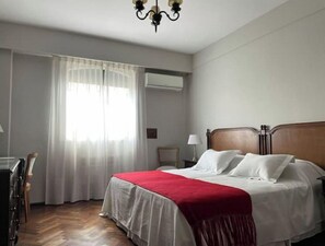 2 عدّة غرف نوم وخزنة داخل الغرفة ومكتب وسرير سفر