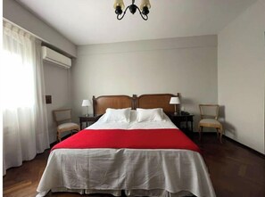 2 habitaciones, caja de seguridad en la habitación y escritorio 