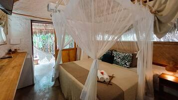 1 غرفة نوم وميني بار وخزنة داخل الغرفة وبديكورات فريدة لكل غرفة