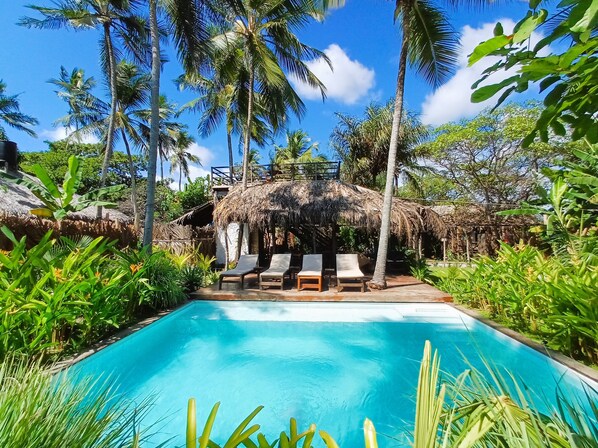 Una piscina al aire libre