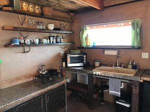 Réfrigérateur, four, plaque de cuisson, cafetiÚre/bouilloire