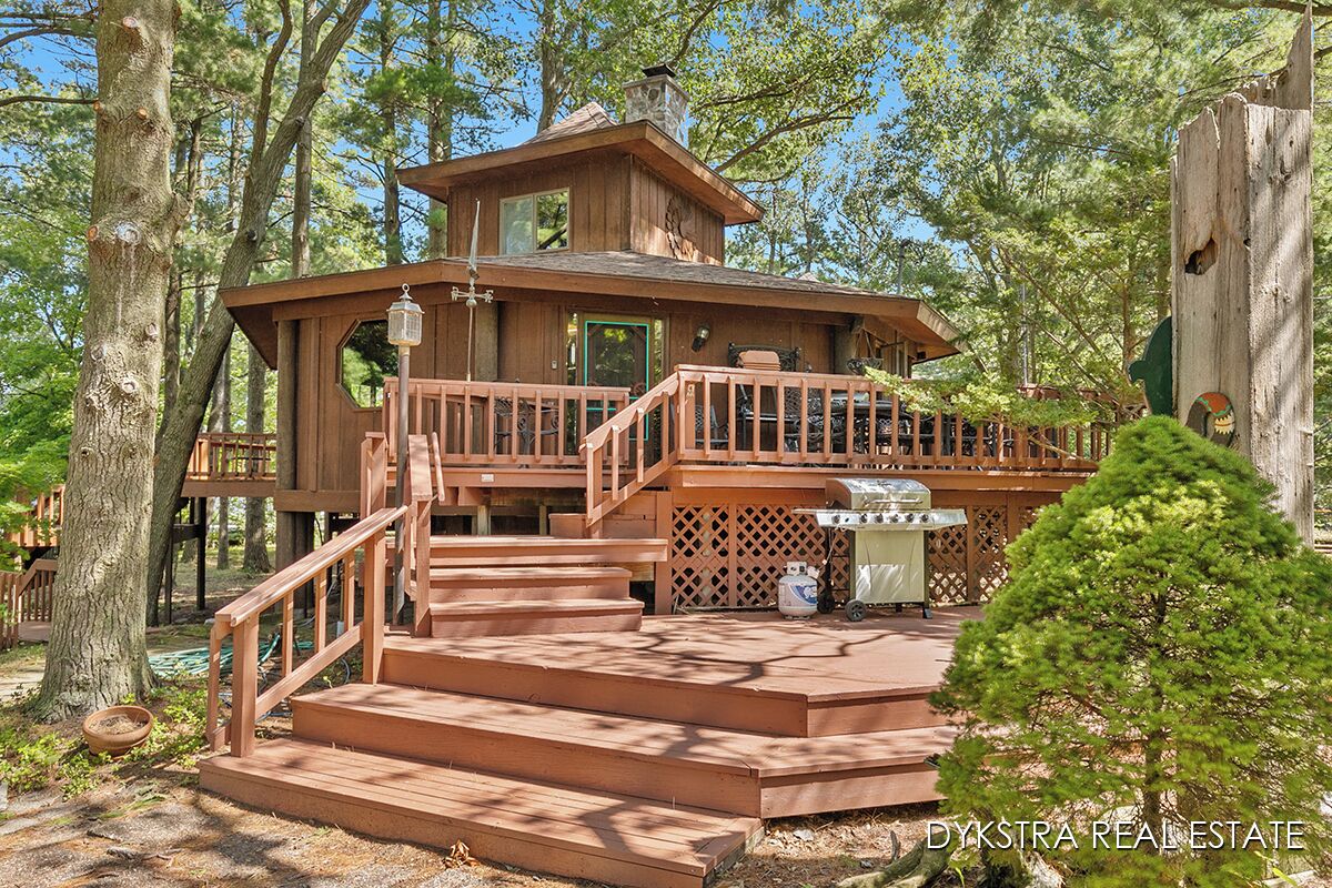 Silver Lake Treehouse is one of a kind overlooking Silver Lake and sand dunes