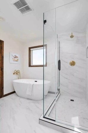 Hair dryer, towels, soap, shampoo - Stunning Views: Secluded 5 bedroom Mountain Home
 (Mathias)