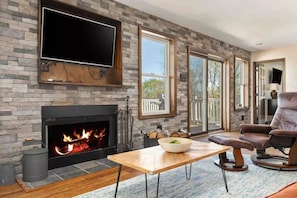 Smart TV, chimenea, futbolito, libros
