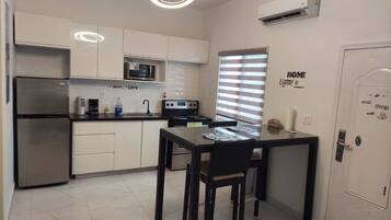 Frigorífico, microondas, horno y placa de cocina