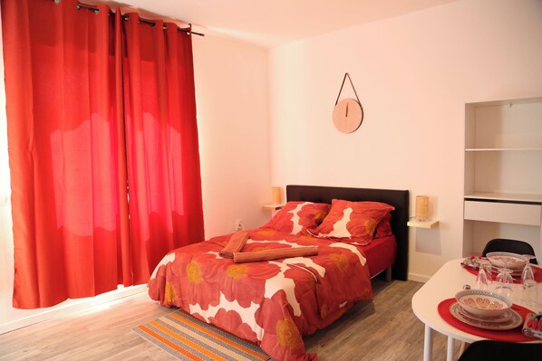 1 chambre, fer et planche à repasser, Wi-Fi, draps fournis