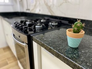 Apartamento | Cozinha privada | Geladeira, micro-ondas, talheres/pratos/utensílios de cozinha