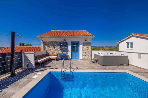 Holiday house KUNTENTA with private pool and jacuzzi