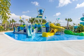 Un parque acuático con varias toboganes y una piscina.