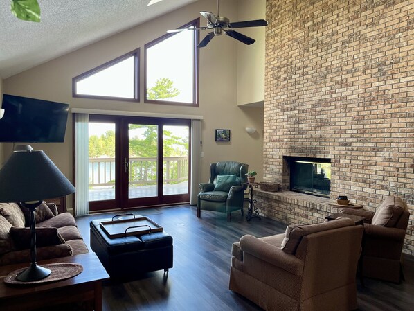 Smart-TV, Kamin, Bücher