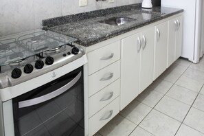 Economy Apartment | Private kitchen | Fridge, microwave, blender, cookware/dishes/utensils - Residencial Blaia  (Praia Grande)
