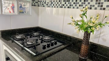 Apartemen | Dapur pribadi | Lemari es, microwave, blender, dan peralatan masak/sendok-piring