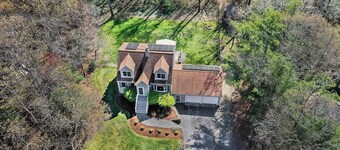 Escape to Your Dream Retreat: Experience Lakeside Living Just 2 Minutes Away!
