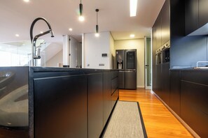 Geladeira, micro-ondas, fogão, cooktop