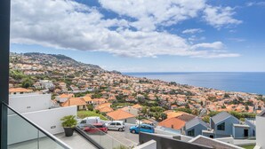 A residential area with houses, a clear sky, and the sea in the background. - Casa com Vista Fabulosa Sobre a Baía do Funchal, a 5mt (Funchal)