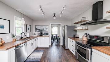 Geladeira, micro-ondas, fogão, cooktop