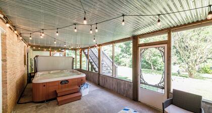 Screened-in Hot Tub, Clean, 5 min to LU + Shopping!