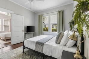 3 slaapkamers, een bureau, een strijkplank/strijkijzer, reisbedje