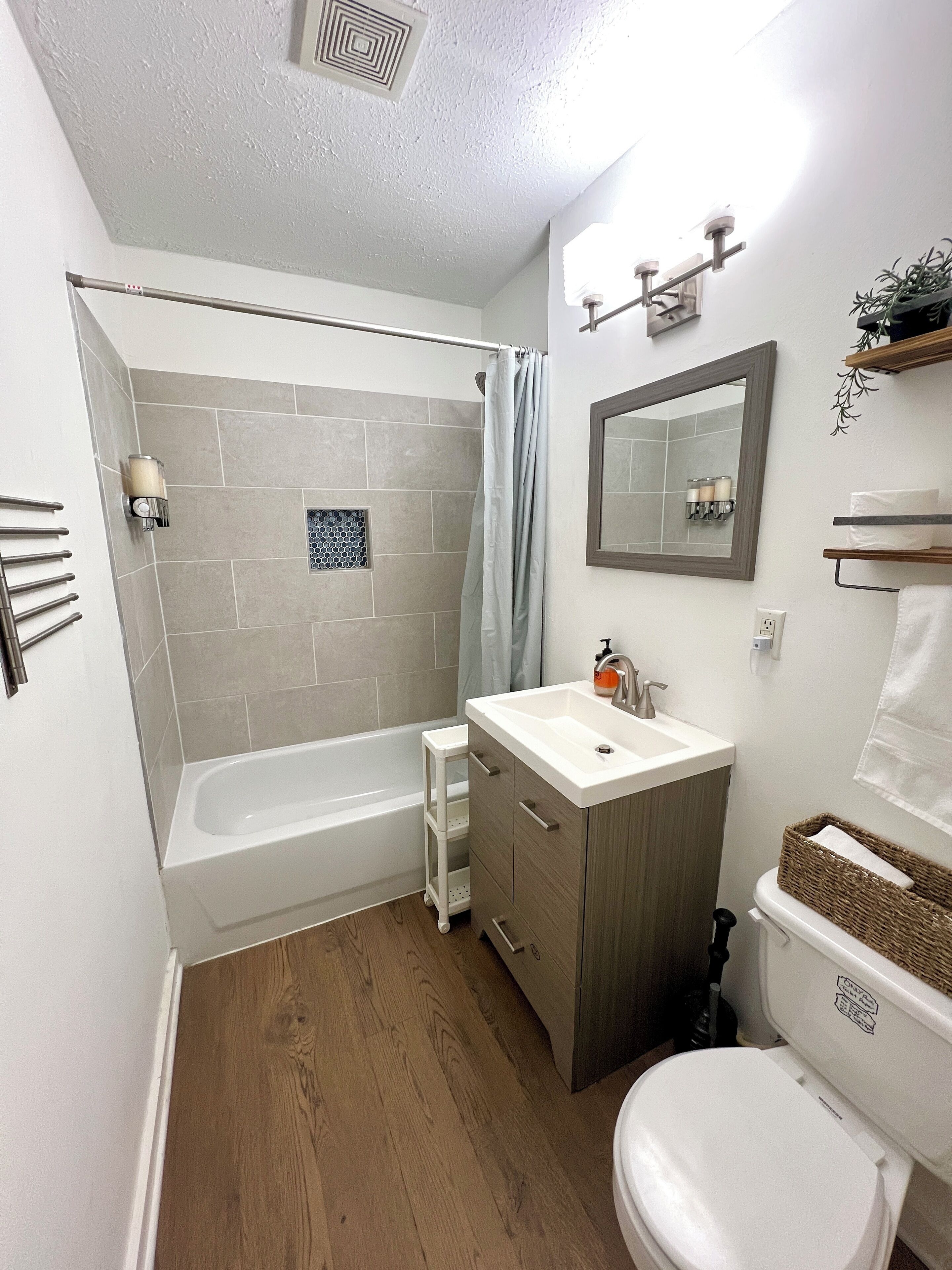 Un baño moderno con bañera, lavabo e inodoro.