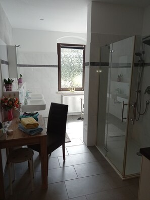 Shower, hair dryer, towels, soap - Family-friendly vacation apartment Erzgebirge (Schneeberg)