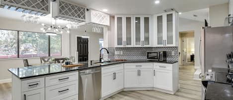 Fridge, microwave, stovetop, dishwasher