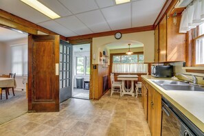 Réfrigérateur, micro-ondes, plaque de cuisson, lave-vaisselle