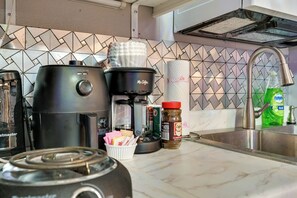 Refrigerador, microondas, cafetera y tetera y utensilios de cocina 
