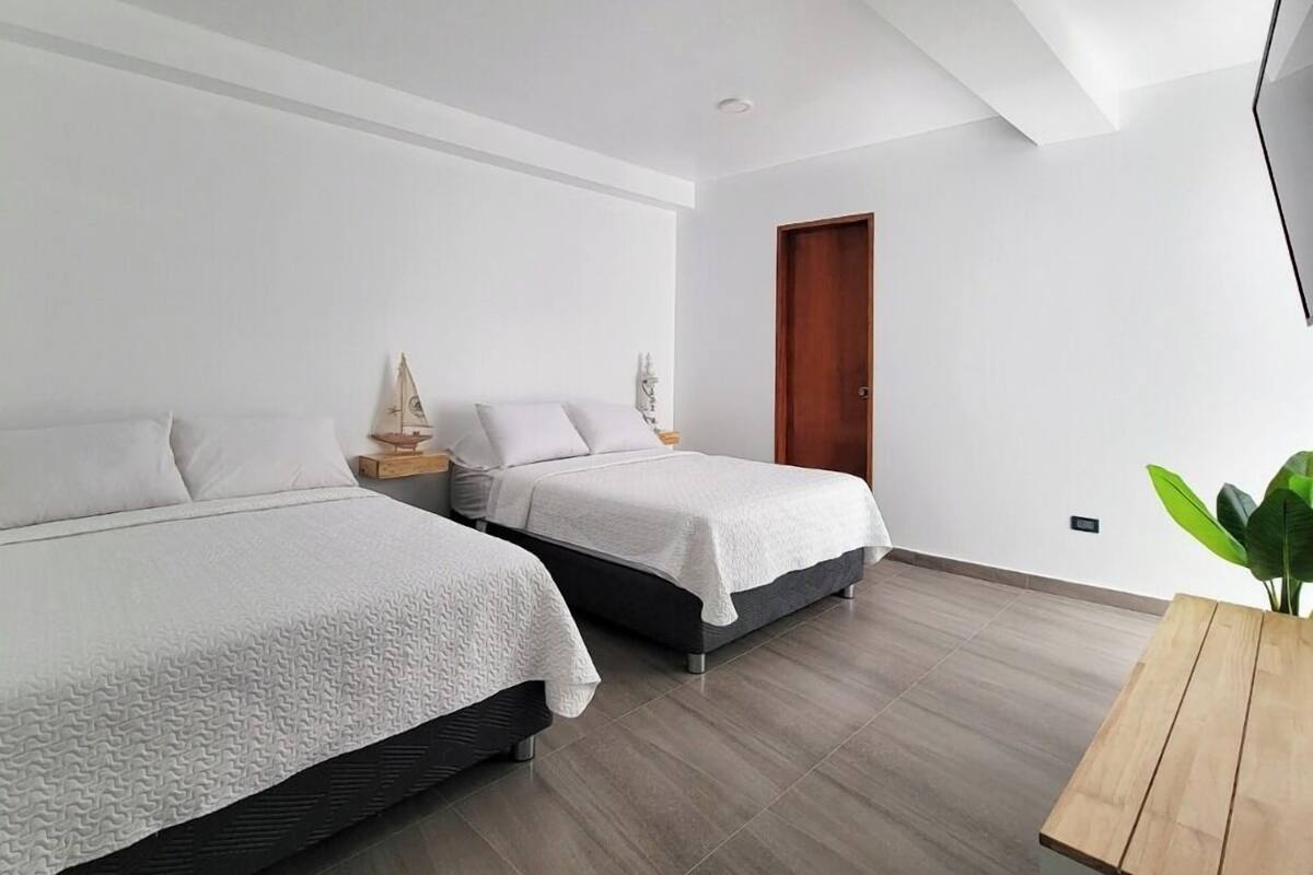 Habitación doble estándar | Escritorio, espacio para trabajar con laptop y wifi gratis 