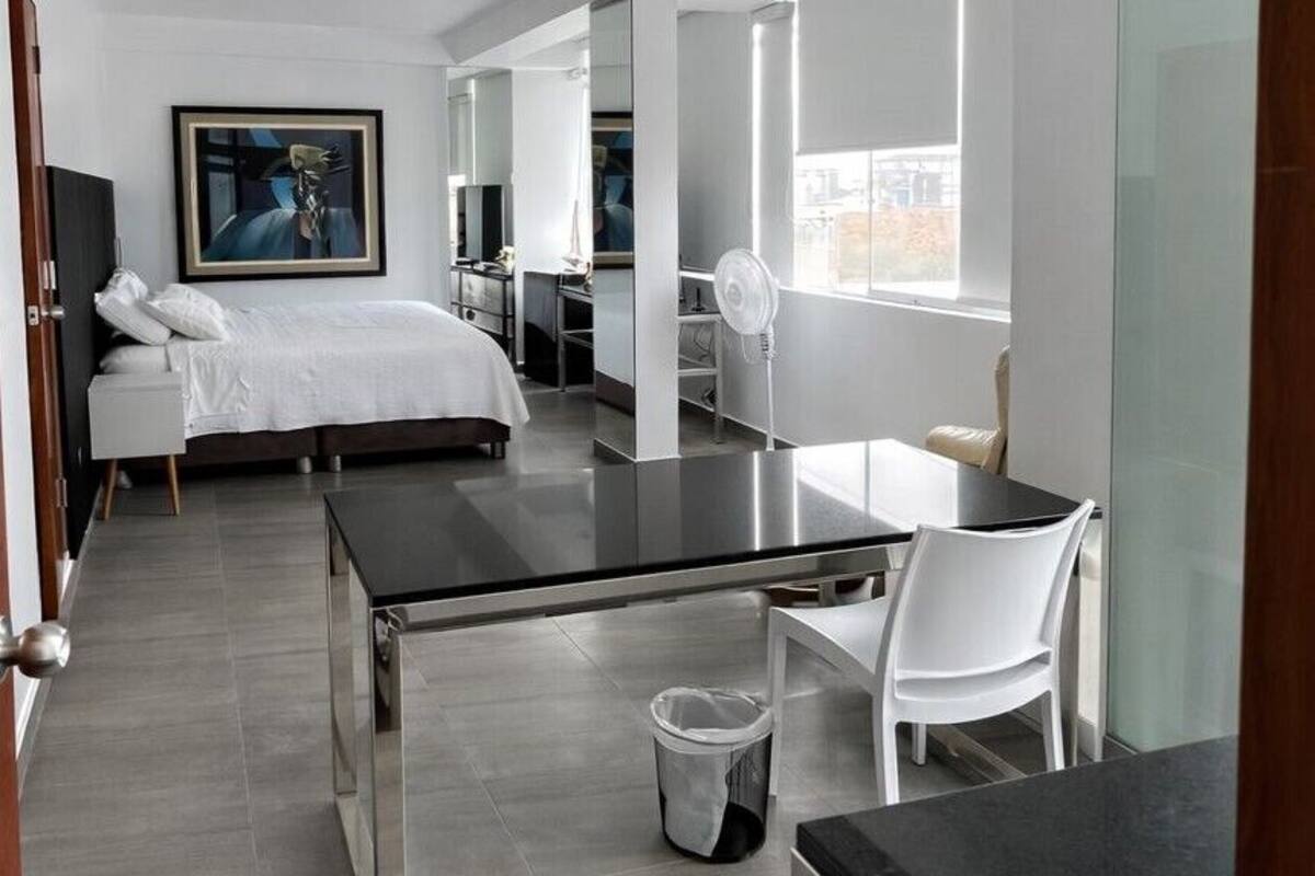 Suite estudio superior, balcón, vista a la ciudad | Escritorio, espacio para trabajar con laptop y wifi gratis 
