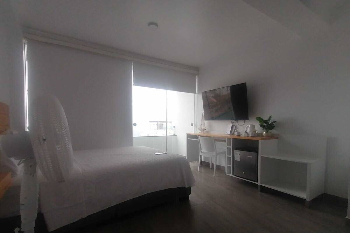 Suite superior, balcón, vista a la playa | Escritorio, espacio para trabajar con laptop y wifi gratis 