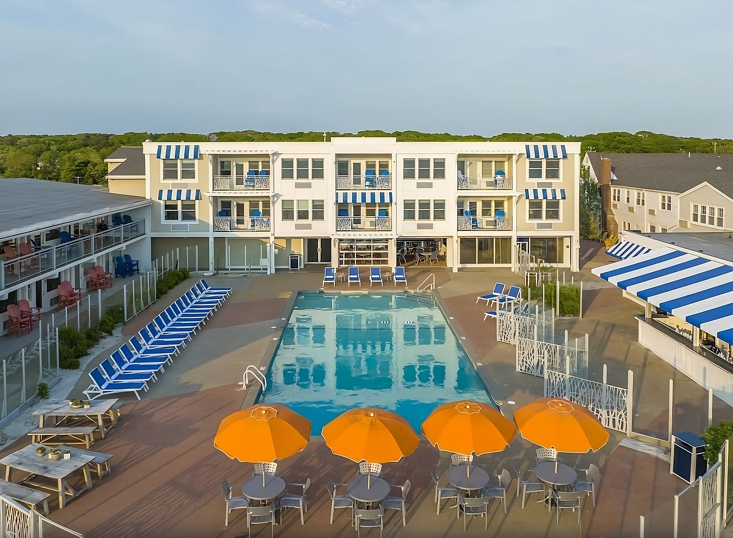 Unwind at our Indoor or Outdoor Saline Pools! Minutes to Woods Hole Aquarium!